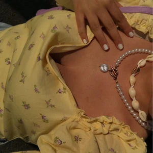 Bikbok - Gul blommig tröja från bikbok jag använde endast en gång i somras. Den är väldigt unik och svår att hitta. Ryggen är öppen med fina snören man kan knyta:) jag köpte den för 250 kr och säljer den för 100 kr. 