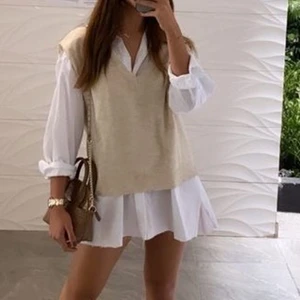 Trendig stickad tröja - Säljer min stickade tröja från zara. Den går bra att ha bara tröjan men så fint med en skjorta under eller en klänning. Köpt på zara och nästan aldrig använd då de är lite utanför min comofortzone. Köpt för 499 säljer för 200 🌸