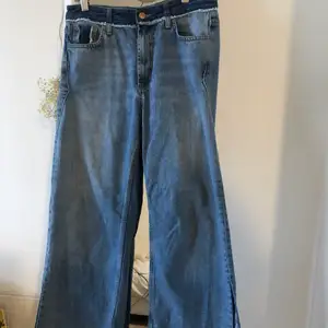 Jeans i culotte form med slits vid anklarna. 