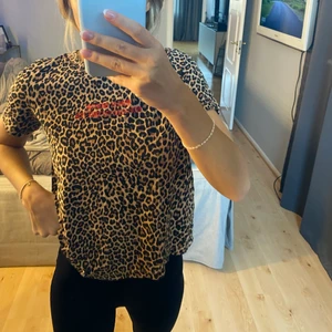Zara T-shirt - Snygg leopard t-shirt från Zara med tryck. Köparen står för frakten. Kram💓