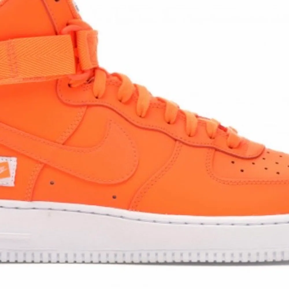 Säljer mina helt nya Nike Air Force High just do it pack orange.  . Skor.