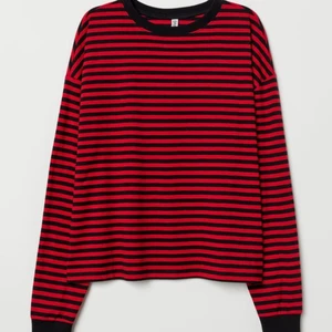 Randig tröja  - Liten i storleken. Frakt tillkommer <3 Skriv om ni vill ha fler bilder :)