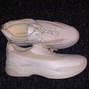 Säljer helt nya vit/beiga vagabond skor. Storlek:38 Nypris 999kr 