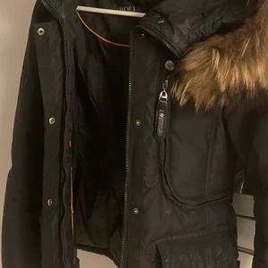 En hollies vinter jacka srl 32 - Säljer min vinterjacka som jag använt i 2 vintrar är nu för liten för mig , det är inga fel på den förutom att hänget har gått sönder 