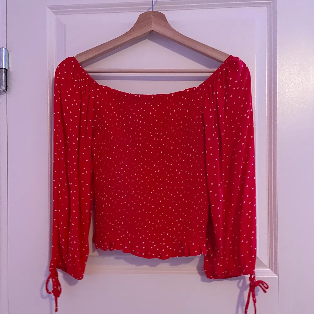 En fin röd tröja med vita prickar. Knappt använd, storlek S. Tröjor & Koftor.
