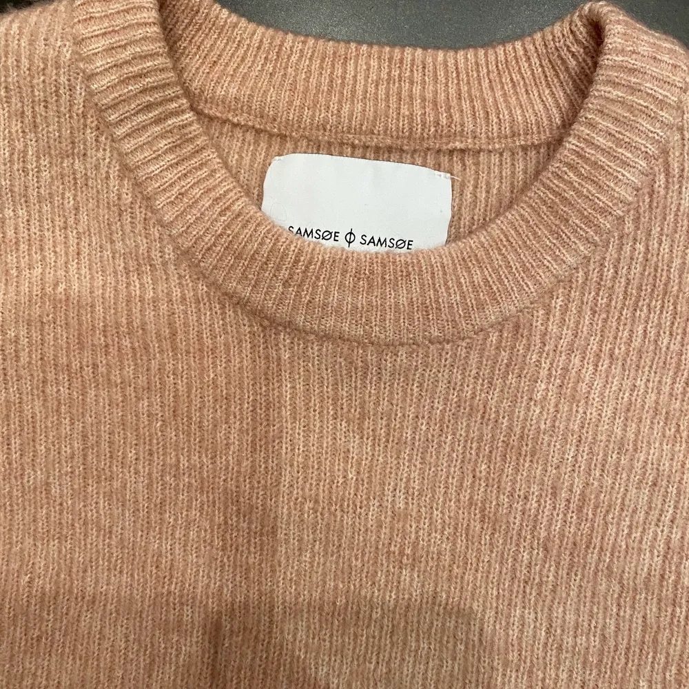 Jättesnygg basic stickad tröja från samsoe samsoe i färgen rosa/beige! Endast använd ett fåtal gånger! Nypris: 1000kr. Stickat.