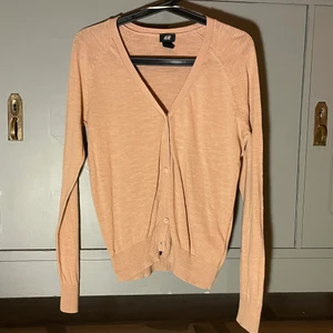 kofta - kofta med knappar från H&M. bilden är inte rättvis till färgen, den är mörkare färg i verkligheten. strl S. frakt tillkommer 