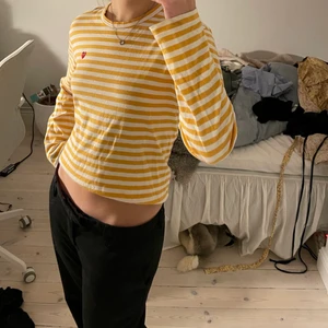 Comme de garcon play - Randig tröja från comme de garcon. Jättebra skick nästan helt oanvänd, säljer då den hängt i garderoben länge utan att komma till användning. Jätte fin senapsgul färg