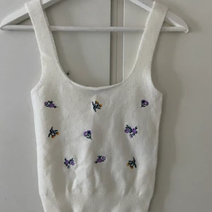 Linne - Jättefint stickat linne med blommor på. Knappt använt så skicket är bra. 😇💖