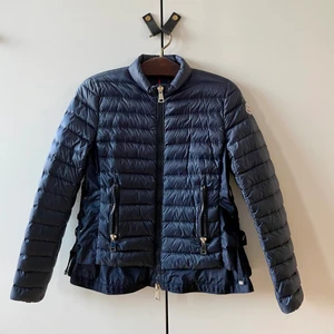 Moncler vårjacka, marinblå. - Marinblå vårjacka från Moncler med snörning på sidan, superfint skick och använd i två vårar. Inga defekter. Orginalpris: 8550kr