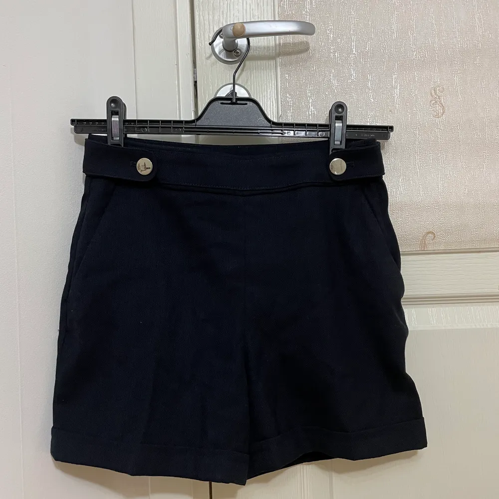 Jätte snygga marinblåa shorts med guldknappar, storlek 36 men funkar 34-38.  Aldrig använda. . Shorts.