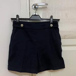 Jätte snygga marinblåa shorts med guldknappar, storlek 36 men funkar 34-38.  Aldrig använda. 