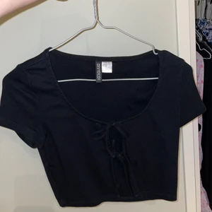 Knyttopp HM - En topp med knytning fram från HM. Aldrig använd. 