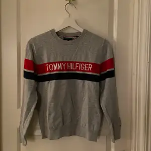 Tommy Hilfiger tröja, använd max 2 gånger, köpt för ca 400kr säljer för 150kr