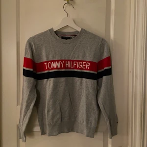 Tommy Hilfiger - Tommy Hilfiger tröja, använd max 2 gånger, köpt för ca 400kr säljer för 150kr