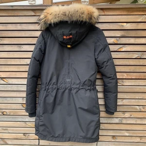 Parajumper jacka Inuit - Varm vinterjacka med dun och teddymaterial från Parajumpers i modellen Inuit. Avtagbar päls på luvan samt justerbar midja. Gott skick. Nypris 12.000:-  