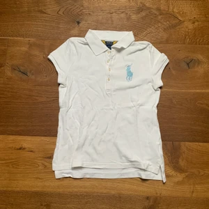 Super fin polo tröja  - Knappt andvänd polo i storlek 12-14 år 