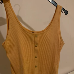 Kroppat linne  - Nion orange som inte syns på kameran. Skriv bara om ni vill ha bättre eller fler bilder. Inga problem. 