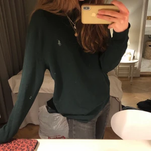 Grön ralph lauren kashmir tröja - Säljer en grön Kashmir tröja från Ralph lauren.