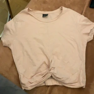 Ginatricot - Hejsan! Säljer denna superfina magtröja som är i storlek M men är liten i storleken så den passar xxs,xs & s själv har jag xs/s och den passar perfekt💗 Säljer då den inte kommer till användning. 