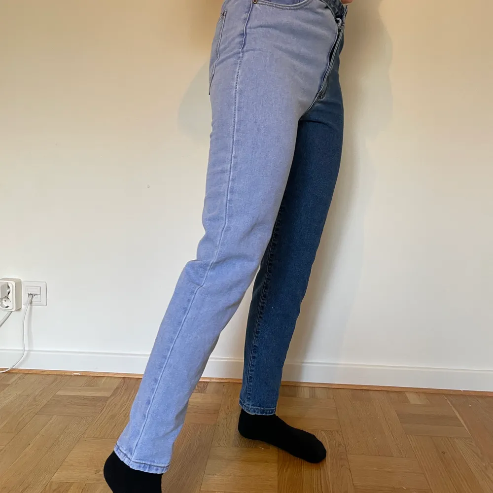 Två färgade jeans från boohoo, högmidjade. Aldrig använda bara testade!. Jeans & Byxor.