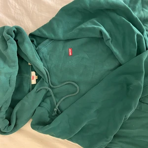 Levis grön hoodie - (Kan sänka priset) Ascool grön Levis hoodie i storlek xs (passar även s) använd sparsamt och är i fint skick🤘🏼