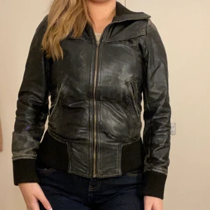 Trendig skinnjacka - Trendig skinnjacka, denna är köpt på second hand då tecken på användning finns på jackan, men annars i fint skick , är xs men passar på mig som är M