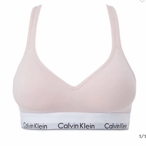 Calvin Klein bh - Ljusrosa Calvin Klein bh med vaddering! Kommer inte till användning💕 Nypris 500, säljer för 200