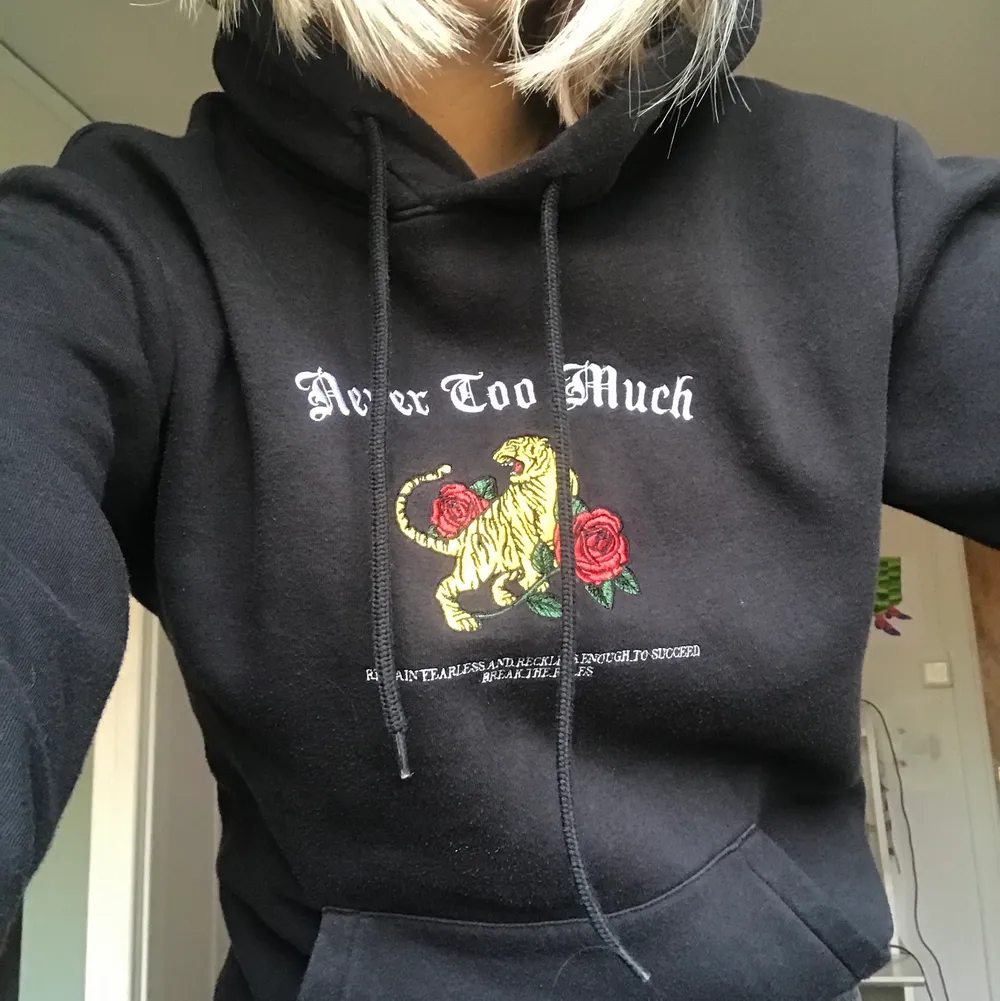 Skitsnygg hoodie som tyvärr inte kommer till användning. Köpt på hms killavdelning 💘. Hoodies.