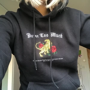 Snygg hoodie med tryck - Skitsnygg hoodie som tyvärr inte kommer till användning. Köpt på hms killavdelning 💘