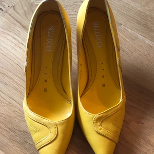 Bellucci gula stilettklackar  - Supercoola fina gula klackar med unika delstater, lite slitna bak vid hälen men knappt använda.