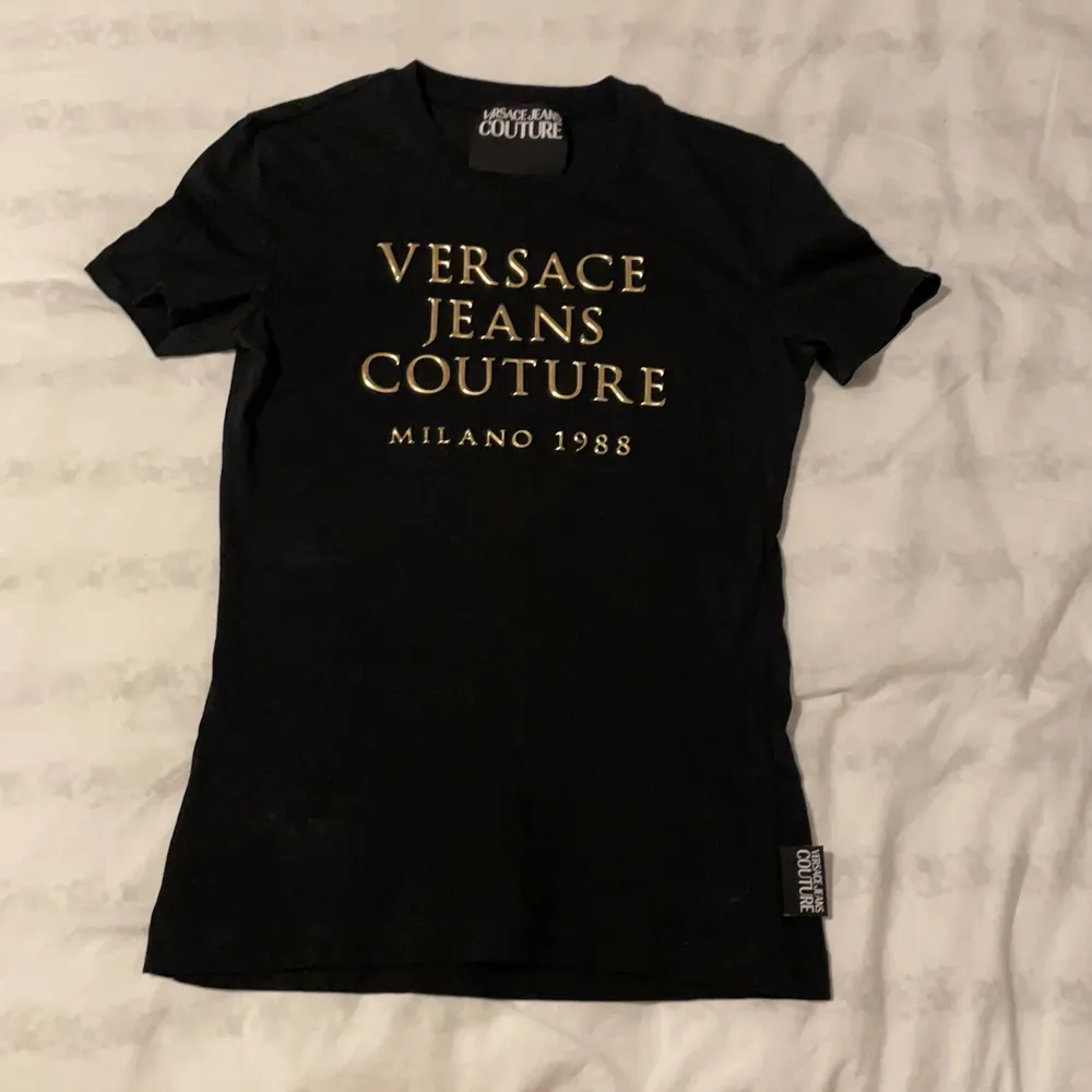 Versace t-shirt i bra skick ! . T-shirts.