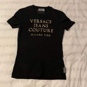Versace t-shirt i bra skick ! 