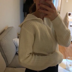 Stickad kofta - Säljer denna fina vita kofta den Ginatricot. Använd en gång bara. Storlek S.