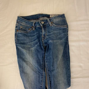 Mörkblå jeans  - Säljer dessa lågmidjade jeans i storlek 24/32. Älskade dessa jeans förut men får tyvärr inte på mig dem längre. Jeansen är i bra skick och sitter tight hela vägen ner.   