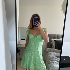 Klänning - Super fin grön klänning från bershka med snygg rygg. Endast använd 1 gång. Pris + frakt.