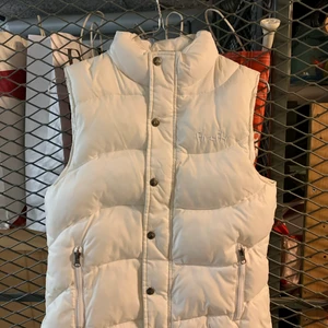 Väst, S - Vit tjock väst, knappt använd. 