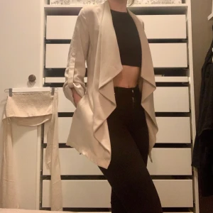 Kappa - Hejsan, säljer denna finna beiga kappa från Zara, då jag inte längre finner användning för den❤️ Till kappa tillhör även ett skärp som går att lossa ifall man föredrar det. Kappan är i storlek S och kommer säljas för 100kr + frakt 
