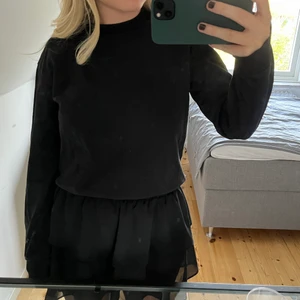 Svart sweatshirt - Svart tröja, köparen står för frakten❤️har klippt bort lappaen så vet inte vilket storlek men skulle säga att den passar xxs-s