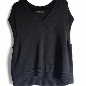 väst - Snygg väst! Jätte fin med skjorta eller linne under. Säljer då den inte kommer till användning längre. (Använd ca 4 gånger) Dem vita prickarna på bilden är inte nopper utan ba lite dam då den legat i garderoben länge. Så det går bort med en tvätt. Nypris 300kr, säljer för 150kr