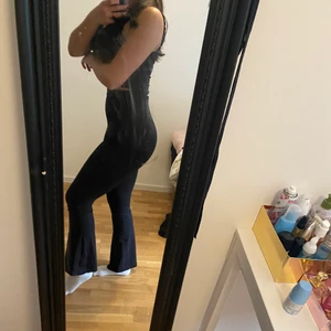 Bootcut byxor - Supersköna bootcut byxor från BIKBOK. Helt nya, använda 1 gång. I helt nytt skick. Kostar 300 kr på butiken. Formar rumpan perfekt.