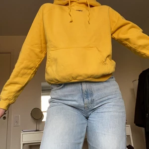 Hoodie - Gul hoodie 💛 Använd men i bra skick!
