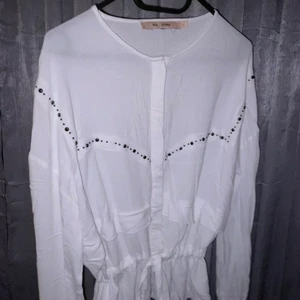 Vit blus  - Fin blus som jag inte använder längre. 