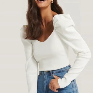 Vit blus  - Superfin blus med puffärmar. Ärmarna är även lite längre vilket jag älskar och perfekt nu till hösten😍.