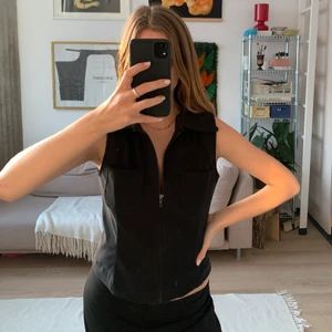 Väst med dragkedja - Svart väst 🖤 Storlek S-M