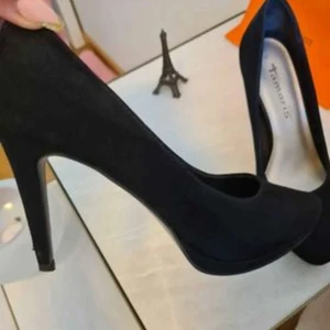 Tamaris pumps svarta strl 39 (passar 38) - Tamaris mocha pumps svarta i strl 39 som passar strl 38. Skorna är använda vid ett tillfälle.