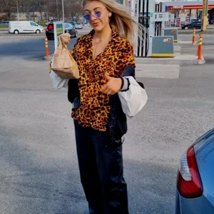 Skjorta oversize 36 - Säljer min flippiga skjorta för 10 kr + frakt. Allt I min profil 10 kr. Samfraktar. Storlek 36 från gina.