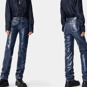 Eytys cypress - Ett par skitsnygga byxor ifrån eytys, helt nya och oanvända med prislapp och lappen på bakfickan kvar! Kommer göra ont att sälja dom här men dom är försmå för mig så kan tyvärr inte använda dom 💕😢😩 Nypris: 2000kr