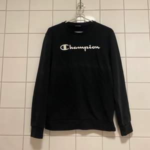 En svart champion sweatshirt i storlek S