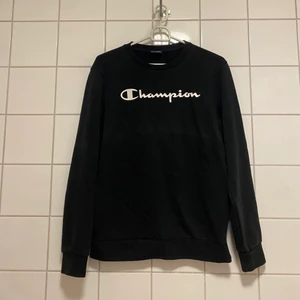 Champion sweatshirt  - En svart champion sweatshirt i storlek S